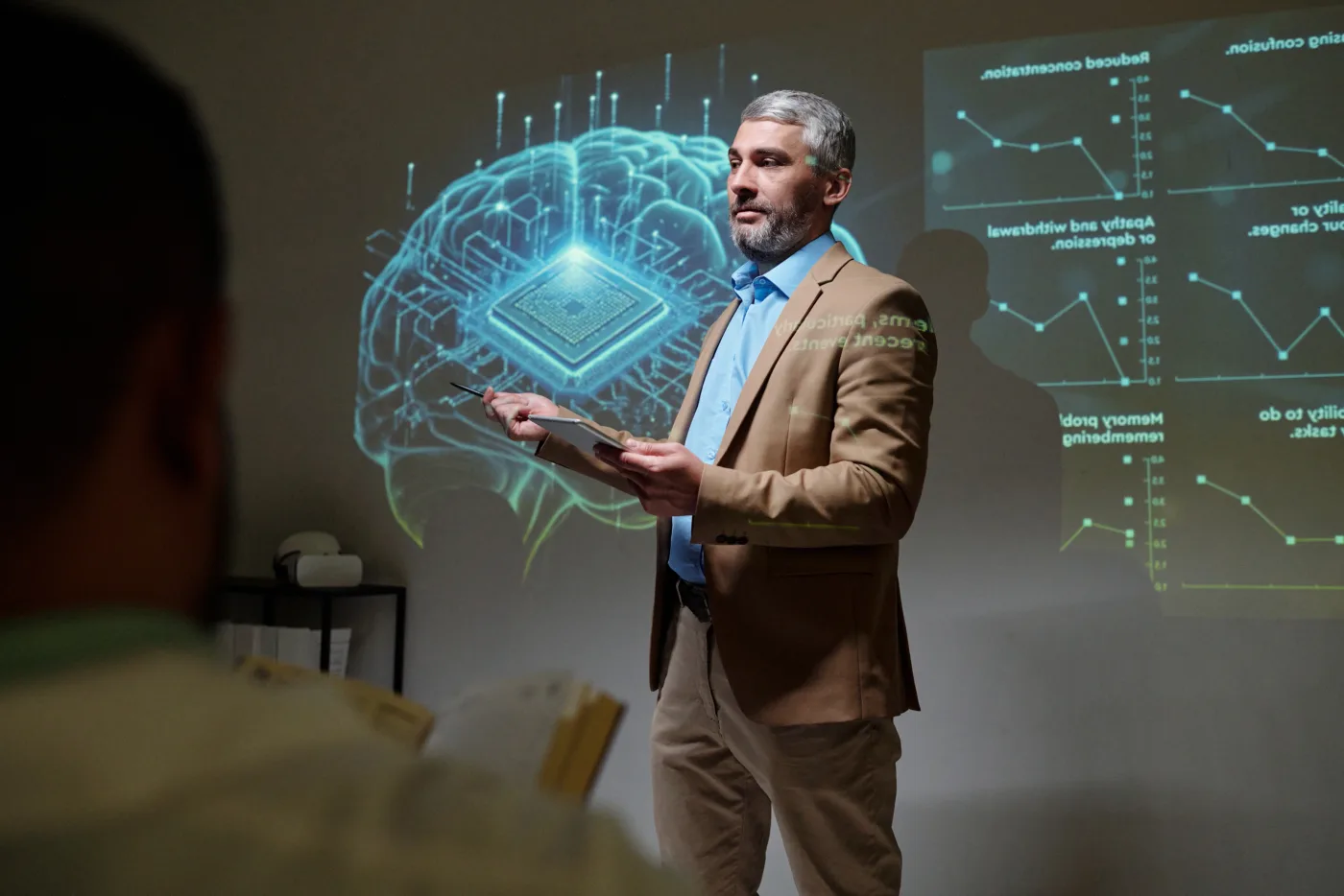 Consultor presentando un modelo de inteligencia artificial junto a tableros de analítica de datos